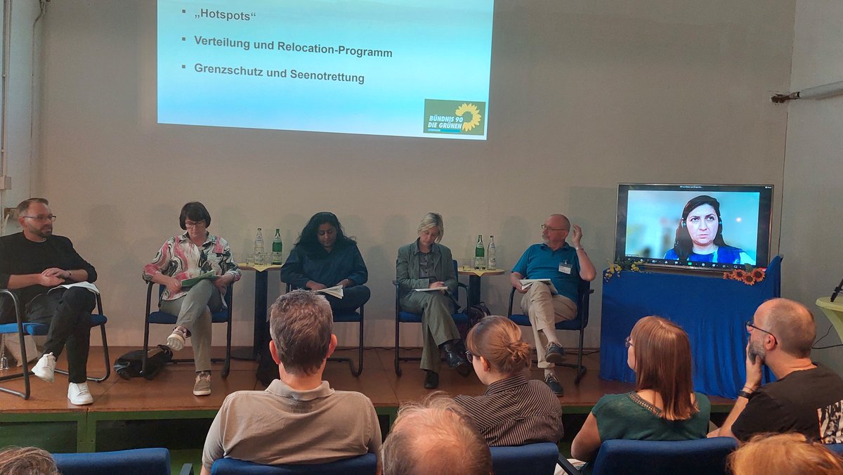 #Leverkusen diskutiert über das Gemeinsame Europäischen Asylsystem #GEAS. Unter anderem mit @PegahEdalatian
 und Monika Düker