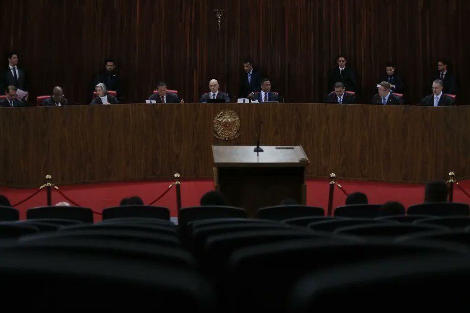 sensacionalista's tweet photo. Sextou: Fim de julgamento de Bolsonaro fica para amanhã para facilitar comemorações https://t.co/lR5cFLHbnh