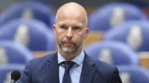 V_iswakker's tweet photo. De magere mannetjes van #D66 zijn weer alles en iedereen tegen elkaar aan het opzetten. Ondertussen negeren en beledigen ze de kritische media en 2e kamerleden. En dan willen zij andere partijen uitsluiten vanwege opruiing? #mageremannetjes https://t.co/UzZzfNUhiV
