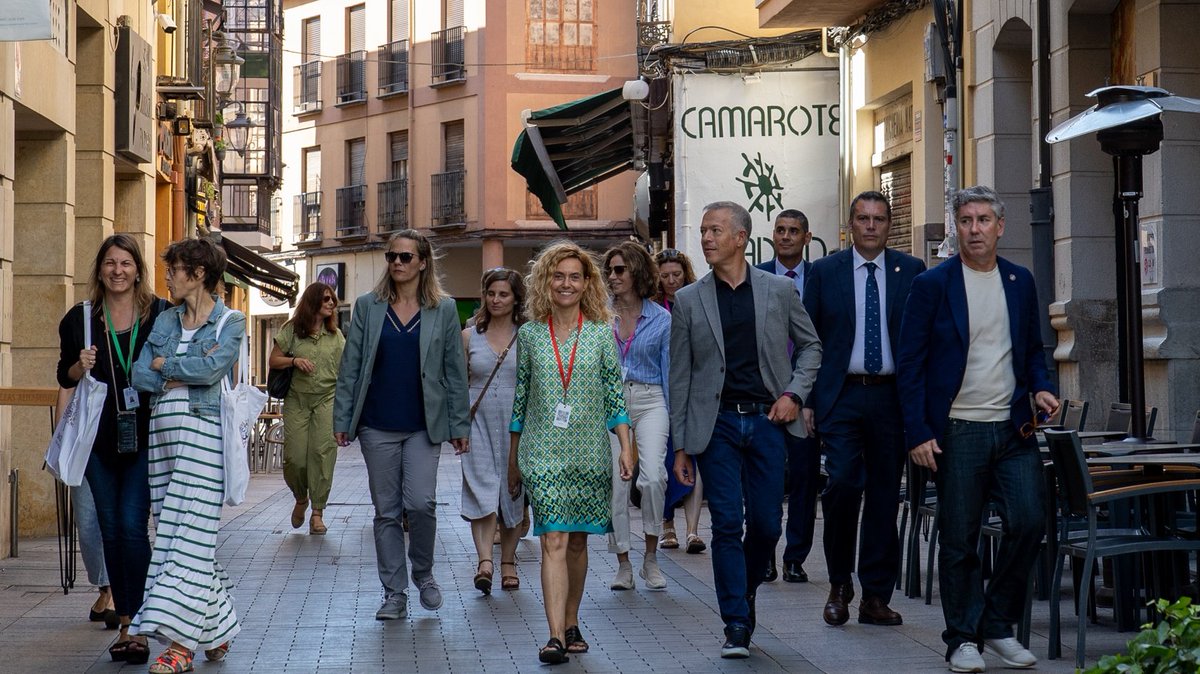 meritxell_batet's tweet photo. #León, reconocida por  @UNESCO como cuna del parlamentarismo, acoge la Conferencia con motivo del #DíaDelParlamentarismo que inaugura la dimensión parlamentaria de la Presidencia española de la #UE.
Gracias a las y los leoneses por el cálido recibimiento.

#EU2023ES
#PARLEU2023ES https://t.co/QOovR71XIx