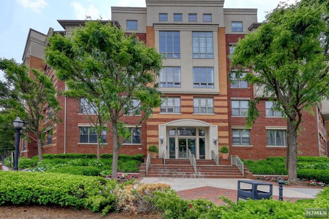 KennethWoolle12's tweet image. Fall in love with this 3 BD/ 2 BA in West New York. Call, text or direct message me for more info.  cpix.me/l/172604246