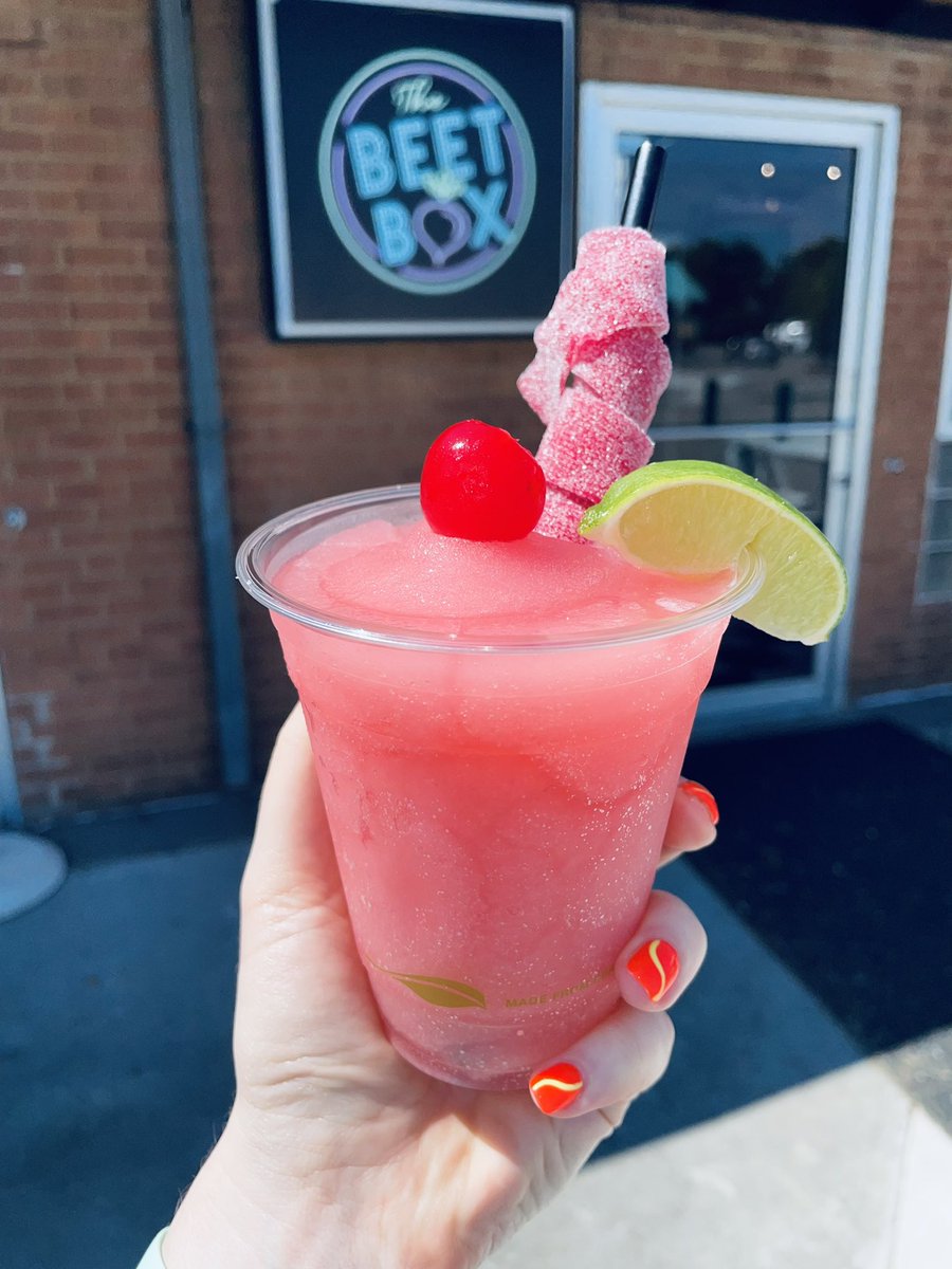 Cool down today with a Cherry Limeade Slush 🍒 with vegan cherry sour strips 😜