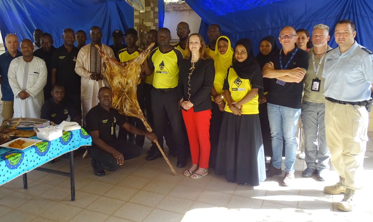 Une belle tradition : EUCAP Sahel Niger 🇪🇺 remet une douzaine de moutons 🐏🐏aux employés locaux de GADNET à l'occasion de la fête de la Tabaski. Un grand merci pour leur engagement 🇳🇪

Lire plus : is.gd/YaUazz

#Niger #Tabaski #Gadnet @EucapSahelNiger