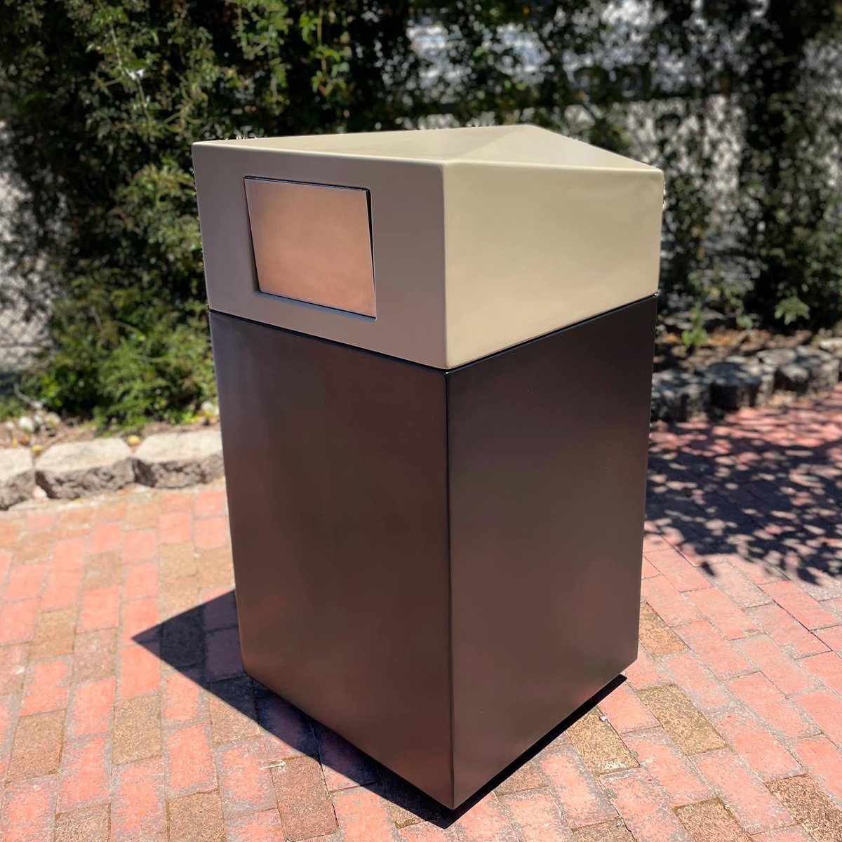 The Mercury covered trash container blends perfectly into both exterior and interior designs shown •

#Hospitality #Design #HospitalityDesign #HotelDesign #LuxuryDesign #CaliforniaModern #CaliforniaStyle #CaliforniaDesign #SiteFurnishings #CommercialDesign #TrashContainer #IAPSF