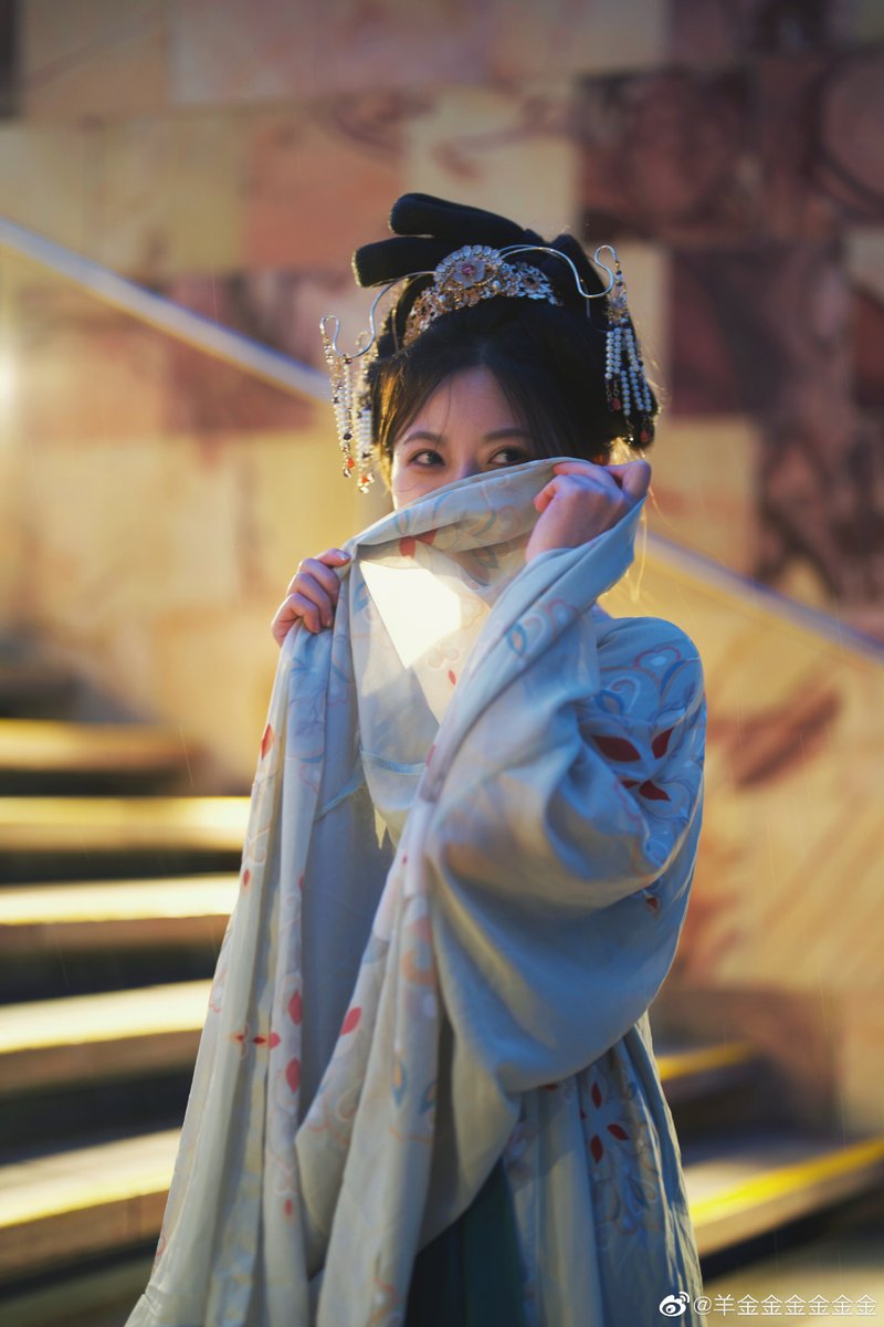 AmazingHanfu's tweet photo. Girl in #Hanfu takes a stroll in #Melbourne
Via. YangjinJinjinJinjin
#Hanfu #Melbourne #ancient #culture #interculture #fashion https://t.co/O4qiBu0BNN