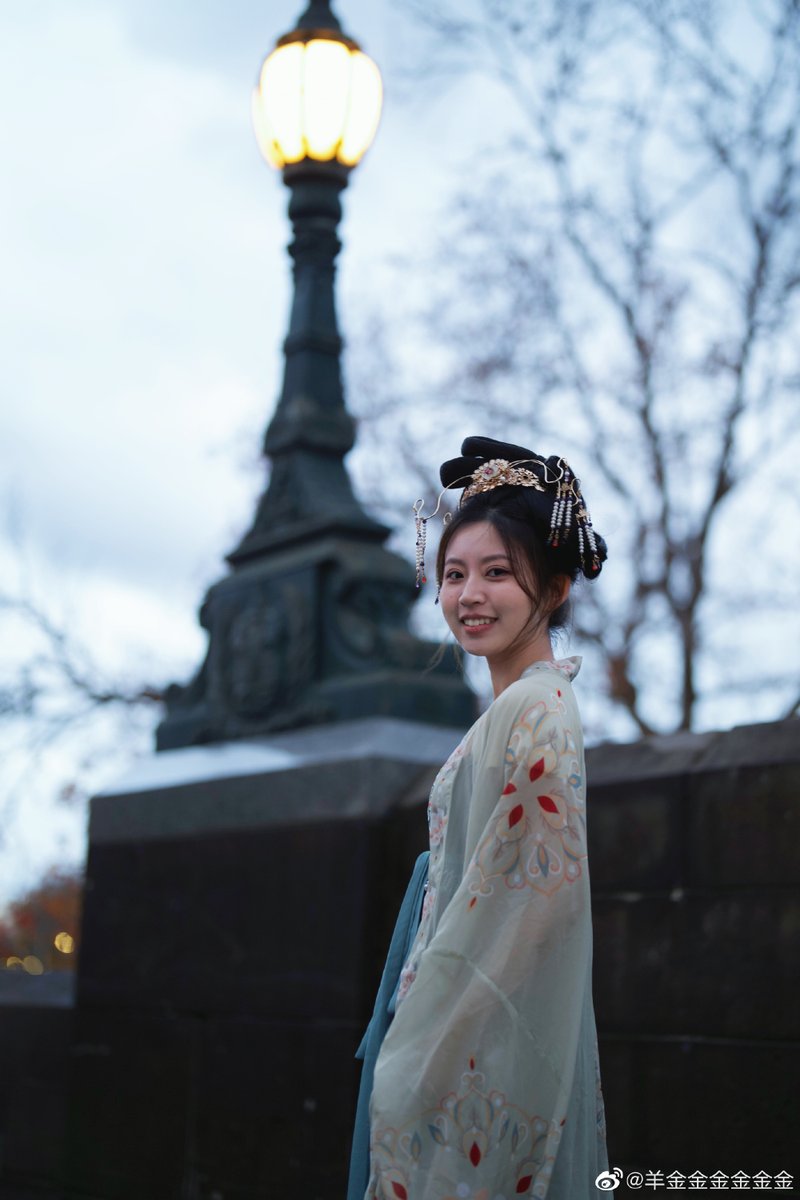 AmazingHanfu's tweet photo. Girl in #Hanfu takes a stroll in #Melbourne
Via. YangjinJinjinJinjin
#Hanfu #Melbourne #ancient #culture #interculture #fashion https://t.co/O4qiBu0BNN