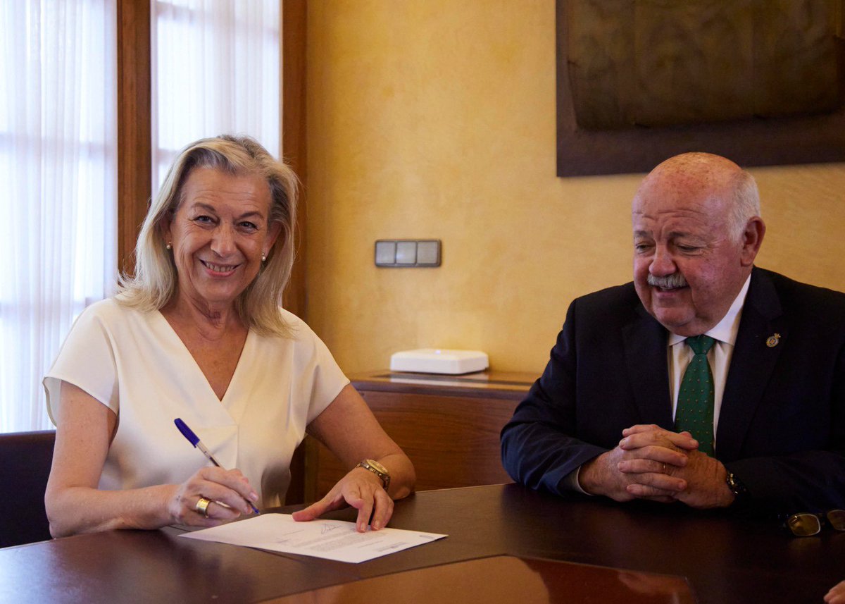 jesusraguirre's tweet photo. Hoy nos dejan en el @ParlamentoAnd las diputadas @rruizpp y @KikaCaracuel  a quienes agradezco su magnífico trabajo. 

¡Mucha suerte en vuestra nueva labor! https://t.co/DSxHmgnBr9