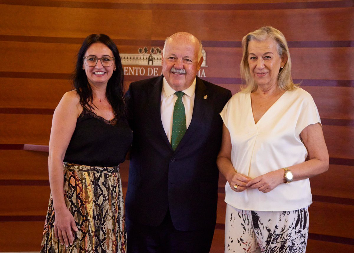 jesusraguirre's tweet photo. Hoy nos dejan en el @ParlamentoAnd las diputadas @rruizpp y @KikaCaracuel  a quienes agradezco su magnífico trabajo. 

¡Mucha suerte en vuestra nueva labor! https://t.co/DSxHmgnBr9