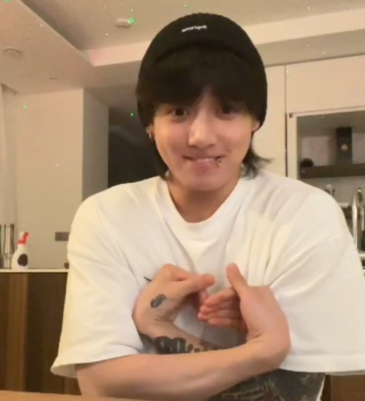 chlogie's tweet photo. — Hilo de memes de Twitter del live de Jungkook que me hicieron gracia :) https://t.co/CbH5ZI1SZM