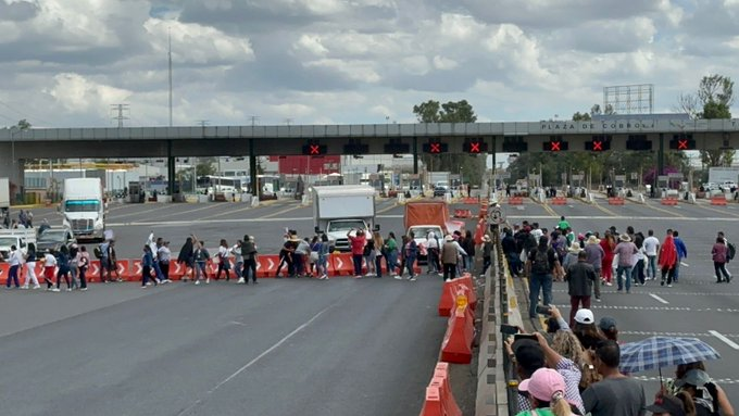 mxqnoticias's tweet photo. #AMxVial || Maestros mantienen #Bloqueo en ambos sentidos de la autopista México-Querétaro a la altura de la caseta de #Tepotzotlán.
⚠️Extreme precauciones⚠️

📸: Redes

#AgenciaMxNoticias https://t.co/2RCdBDjWly