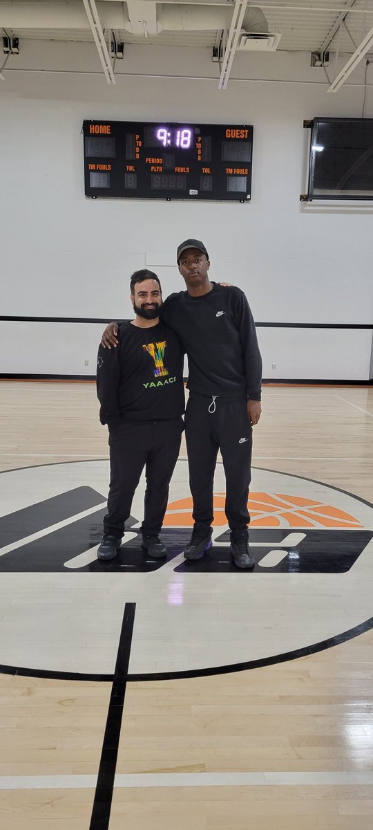 lbahoops's tweet photo. Always great to see old friends visit our gym. Coach Rami is one the best and most genuine guys in the business. @DrewEbanks @elias_sbiet @JUCOadvocate @NphScouting @ScoutNSuit @wesblairbrown https://t.co/MzYmayipNc