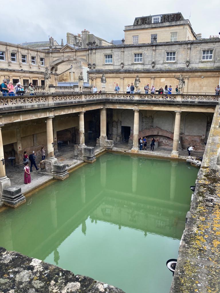 sitiojaneausten's tweet photo. En la #PumpRoom y muchos otros lugares de la siempre #Regency #Bath :)
Gracias de nuevo a la querida Deysi por acordarse de hacer de reportera del #SalonJaneAusten en su #viaje a #Inglaterra
#Voyages #Trips #UnitedKingdom #ReinoUnido #England #Anglaterre #Regencia #Arquitectura https://t.co/5Hd4OY9C51
