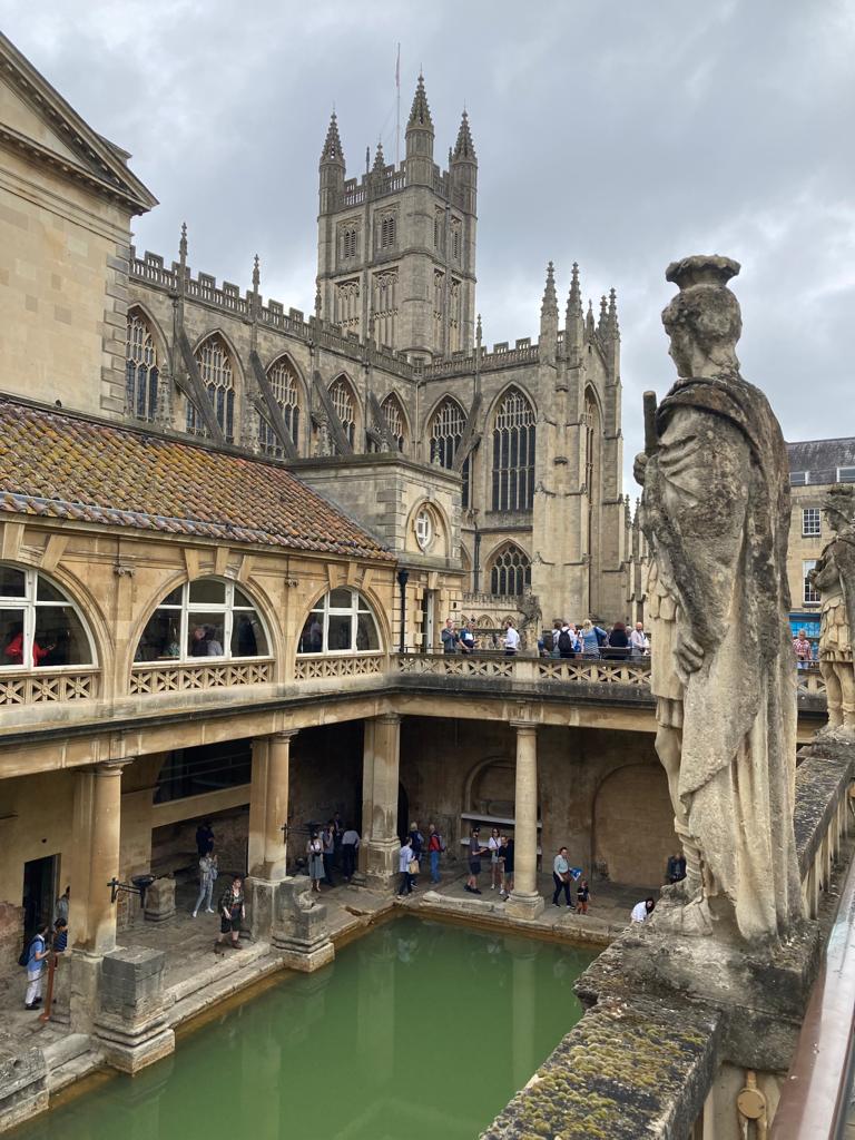 sitiojaneausten's tweet photo. En la #PumpRoom y muchos otros lugares de la siempre #Regency #Bath :)
Gracias de nuevo a la querida Deysi por acordarse de hacer de reportera del #SalonJaneAusten en su #viaje a #Inglaterra
#Voyages #Trips #UnitedKingdom #ReinoUnido #England #Anglaterre #Regencia #Arquitectura https://t.co/5Hd4OY9C51