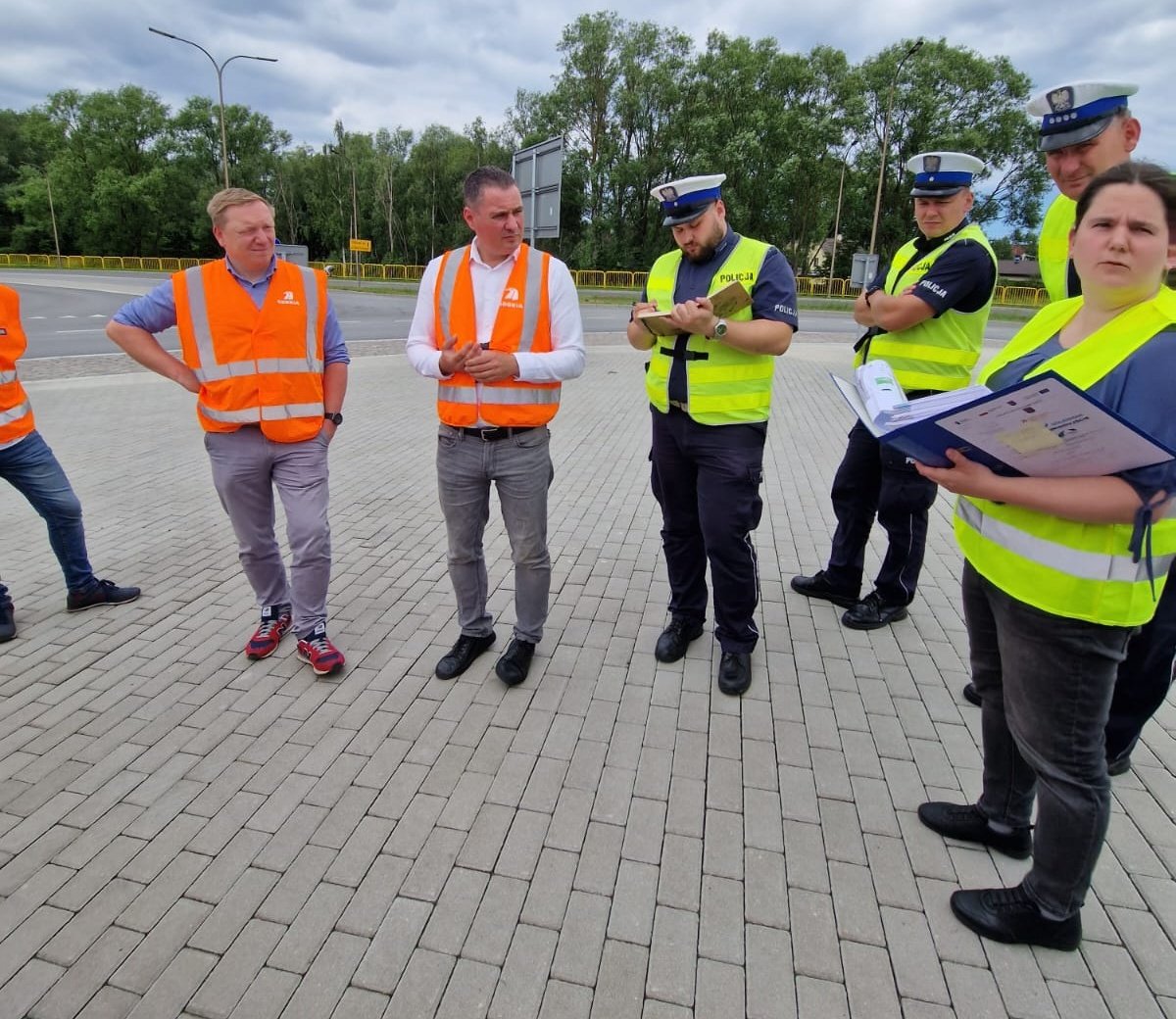 Przed otwarciem #tunelŚwinoujście sprawdziliśmy organizację ruchu wspólnie z policją, wykonawcami tunelu i drogi S3 oraz służbami m. Świnoujście. Zmieniona zostanie też organizacja ruchu na terenie terminala promów morskich. Znaki na dojazdach do tunelu zostaną odsłonięte jutro.