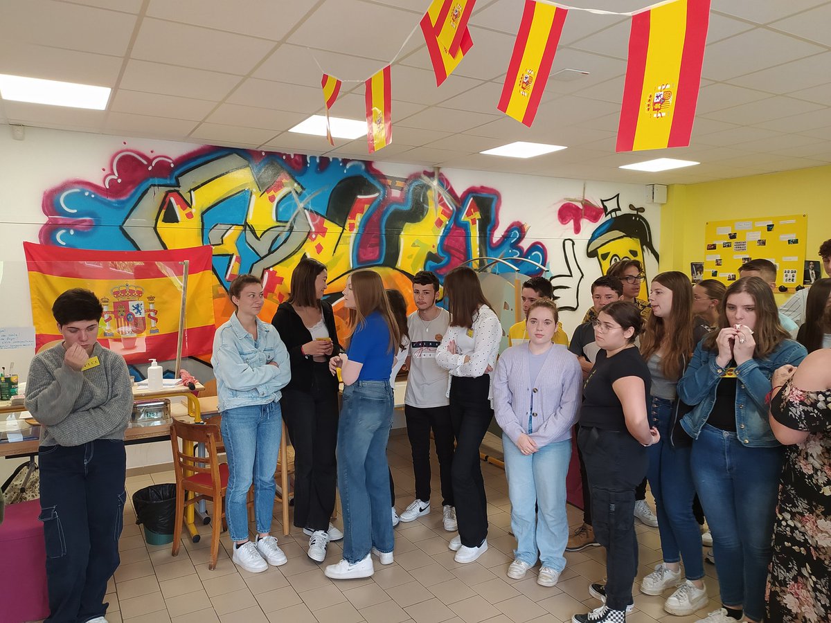 27Techno's tweet photo. Moment de convivialité aujourd'hui avec les élèves de la mini entreprise et les LCE. Un don de 250€ à été fait au syndicat d'apiculture de l'Eure par les mini entrepreneurs. Ce moment a permis de récompenser les élèves pour leur engagement. @EPANormandie @CollegeEurope27 https://t.co/PkQYGs9VOf