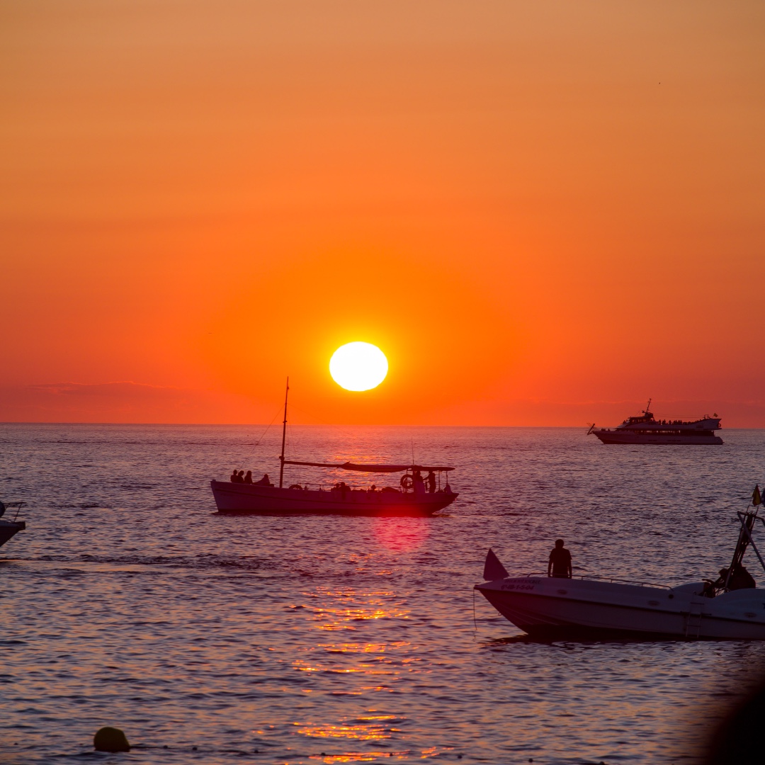 That golden hue that forever brings joy. ❤️ When is the last time you watched the sunset at Mambo?

#mamboibiza #ibiza23 #mambosunsets
