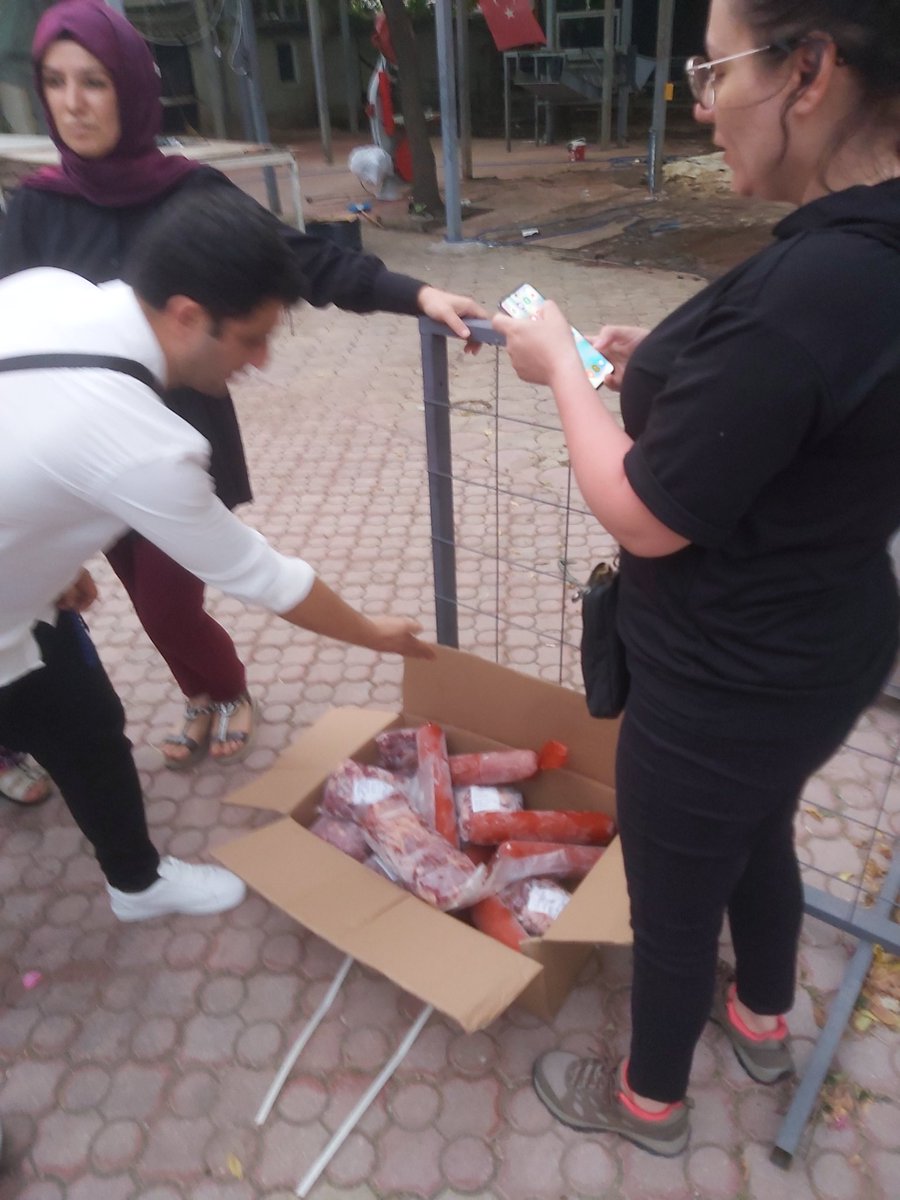 MehmetT29925241's tweet photo. Bursa Osmangazi demirtaş semtinde, mübarek bayram günü iğrenç dolandırıcılık, "yayla et mangal" firması 7.100 liraya kurban hissesi diye yüzlerce insana bayramdan önce kesilen tırlarla getirilen ne eti olduğu bilinmeyen sosisleri dağıttı @YakupCanbolat https://t.co/ouMWfIvS9F
