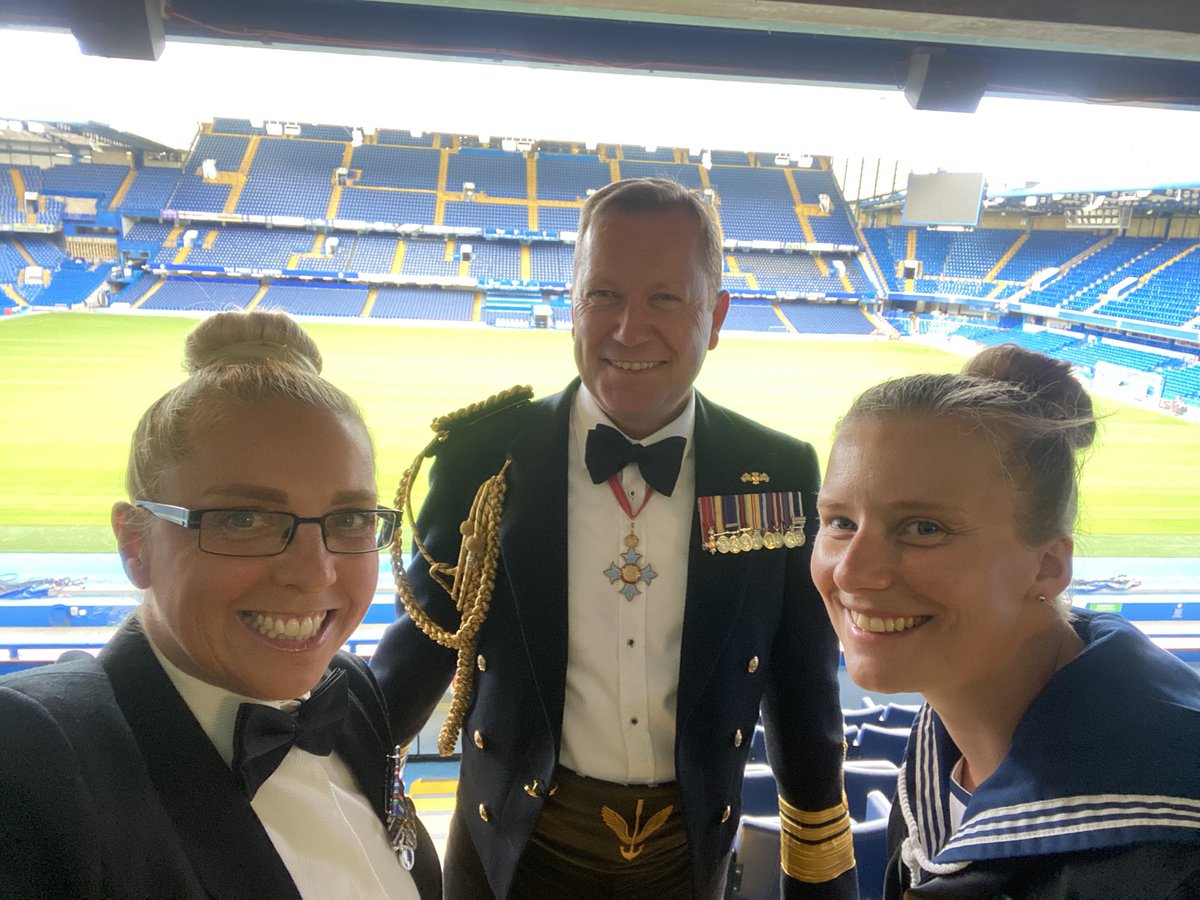 Second Sea Lord @MartinJConnell loves a  #ChelseaFC  @NavyFootball1 selfie   🤳