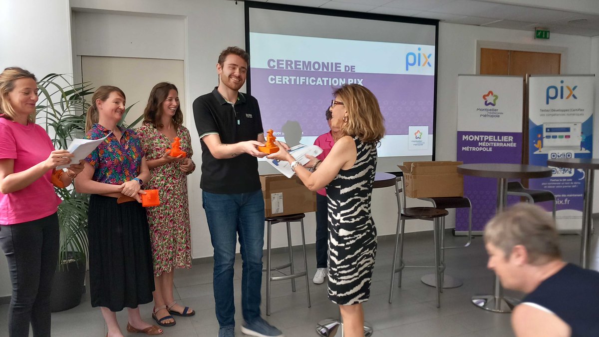 Pix_officiel's tweet photo. Dans le cadre du partenariat entre @Montpellier3m et Pix, deux événements avaient lieu aujourd'hui à Montpellier 🎉

🏆 Une cérémonie de remise de Certification Pix pour les agents du Pôle Relations aux Usagers

💬 Regards croisés autour de l'inclusion numérique sur le territoire https://t.co/R3keGXooWu