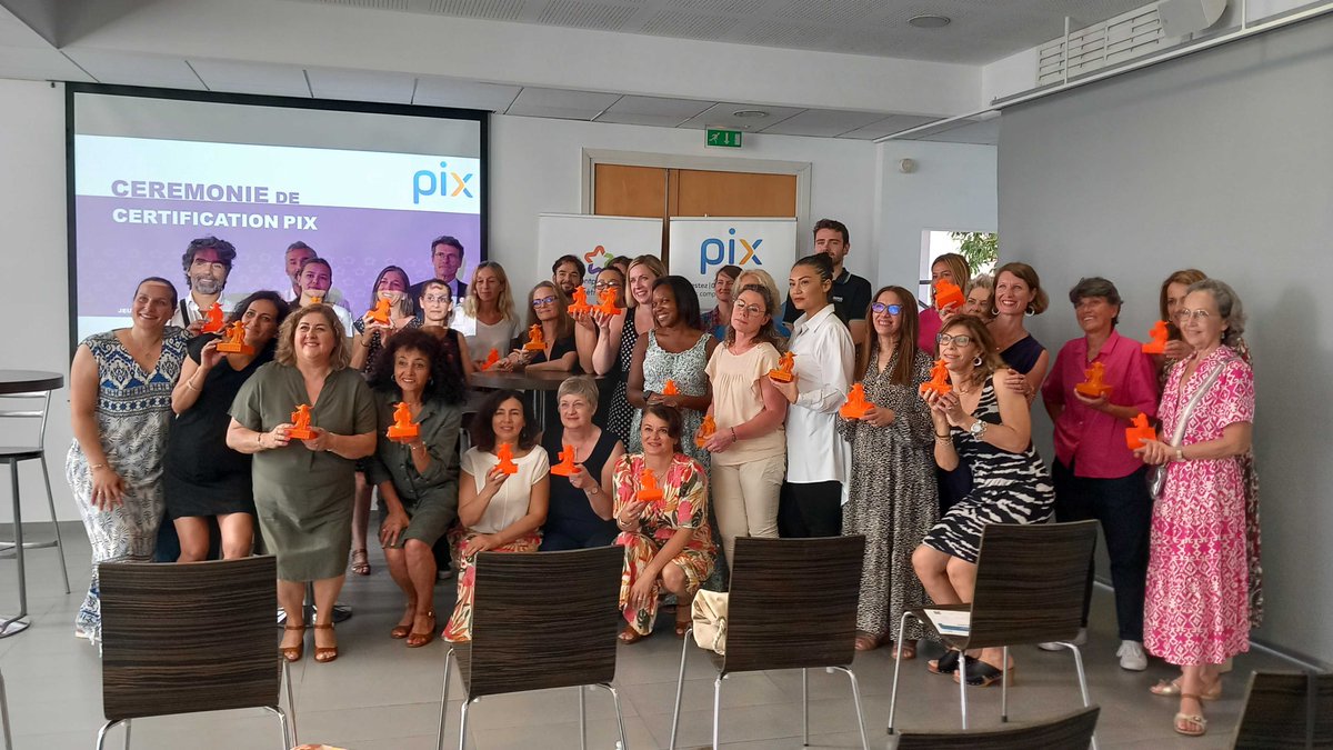 Pix_officiel's tweet photo. Dans le cadre du partenariat entre @Montpellier3m et Pix, deux événements avaient lieu aujourd'hui à Montpellier 🎉

🏆 Une cérémonie de remise de Certification Pix pour les agents du Pôle Relations aux Usagers

💬 Regards croisés autour de l'inclusion numérique sur le territoire https://t.co/R3keGXooWu