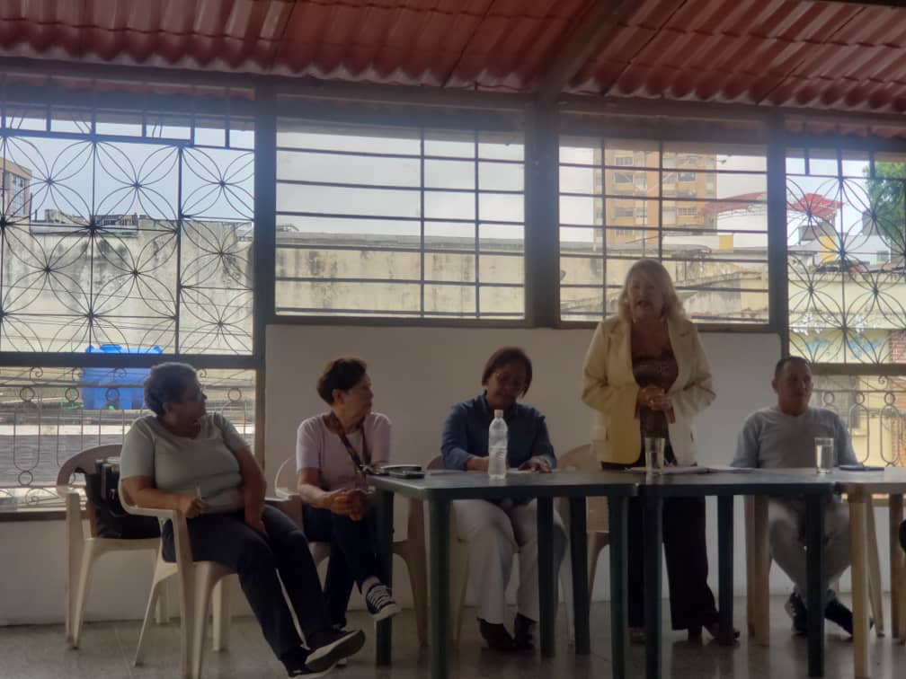 SinvemaT's tweet photo. Conversatorio con la prof. Carmen Teresa Márquez y las autoridades del Sinvema Miranda Tuy. #FVMEnLaLucha https://t.co/IFvRABCDp4