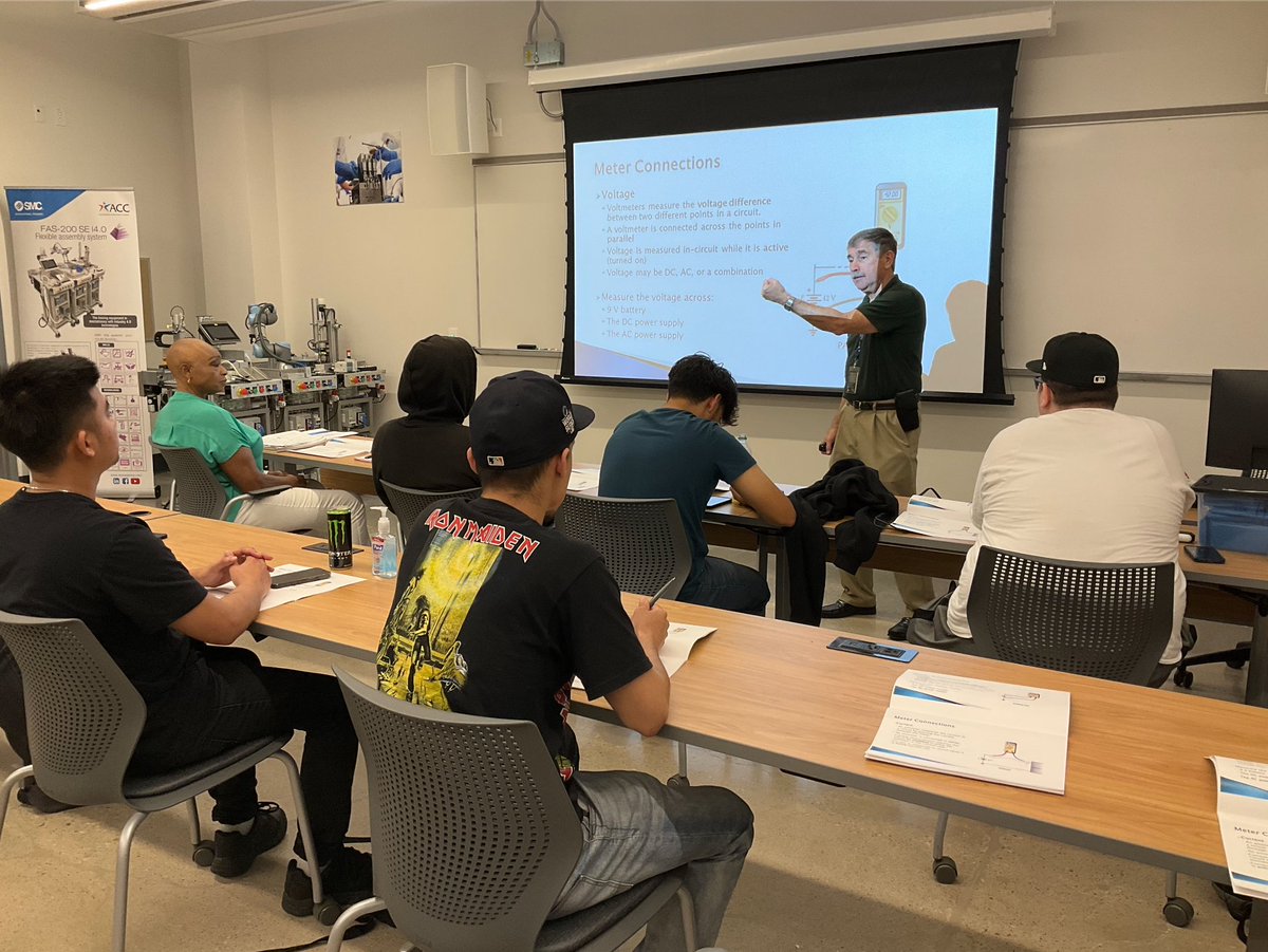 ACCadvancedmfg's tweet image. Check out these candid moments from one of our incredible professors 🛠️

Our program isn&apos;t just about circuits and wires; it&apos;s a gateway to a world of endless possibilities! 💡🔌