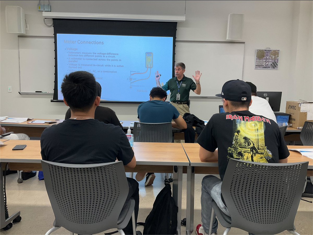 ACCadvancedmfg's tweet image. Check out these candid moments from one of our incredible professors 🛠️

Our program isn&apos;t just about circuits and wires; it&apos;s a gateway to a world of endless possibilities! 💡🔌