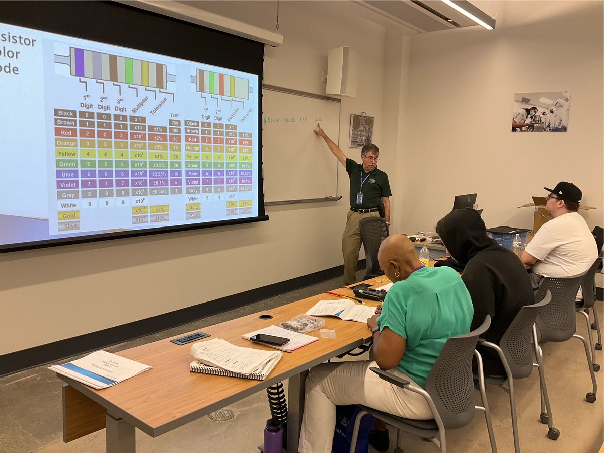 ACCadvancedmfg's tweet image. Check out these candid moments from one of our incredible professors 🛠️

Our program isn&apos;t just about circuits and wires; it&apos;s a gateway to a world of endless possibilities! 💡🔌