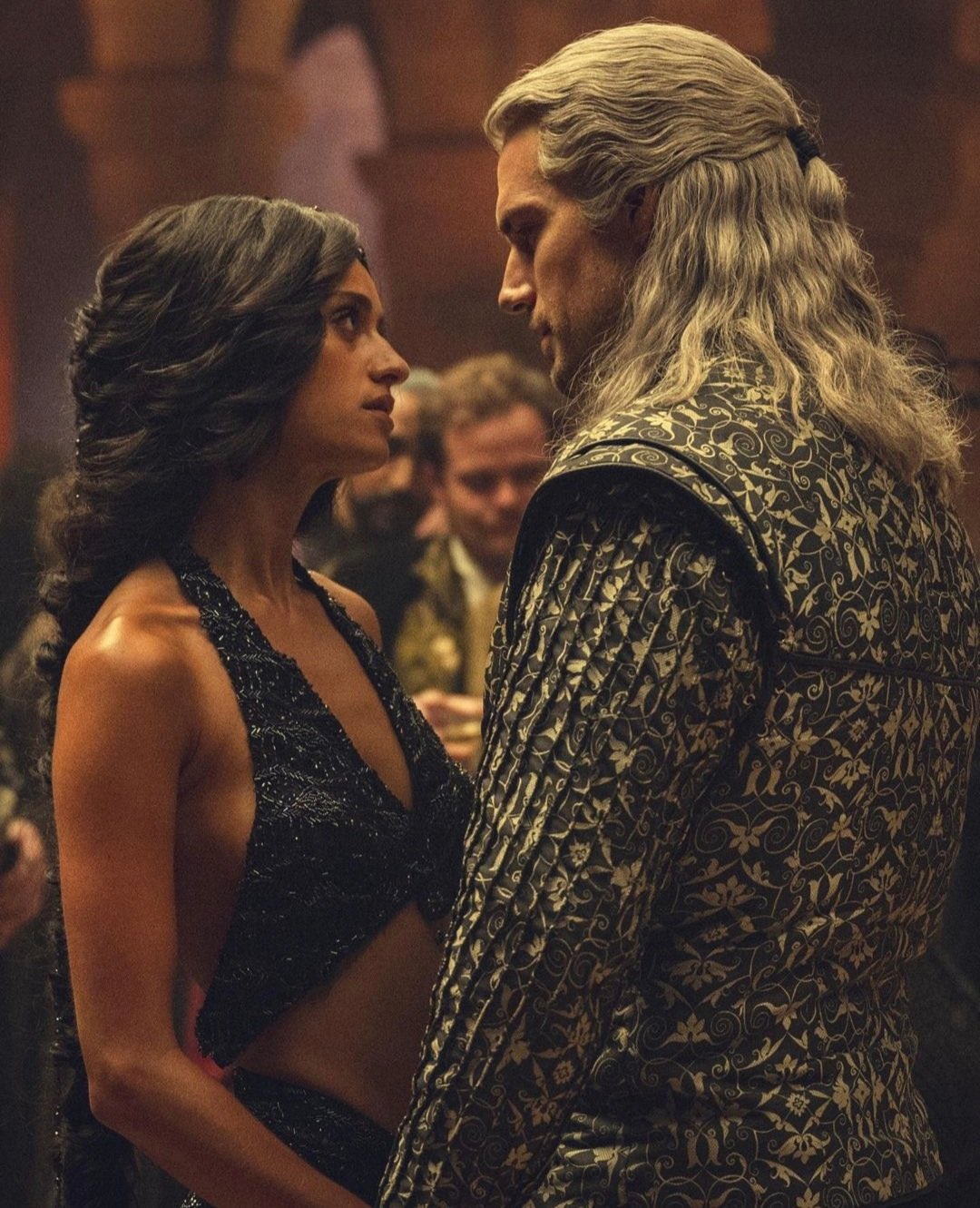 X 上的best of anya chalotra：「New picture of Anya Chalotra and Henry Cavill as  Yennefer and Geralt in #TheWitcher season 3 🖤🤍 https://t.co/UzxdCBrTuP」 /  X