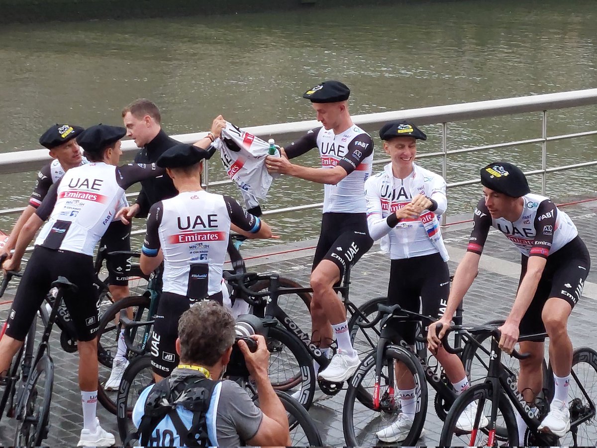 #pogacar à la mode basque pour la présentation #TDF2023 à Bilbao.