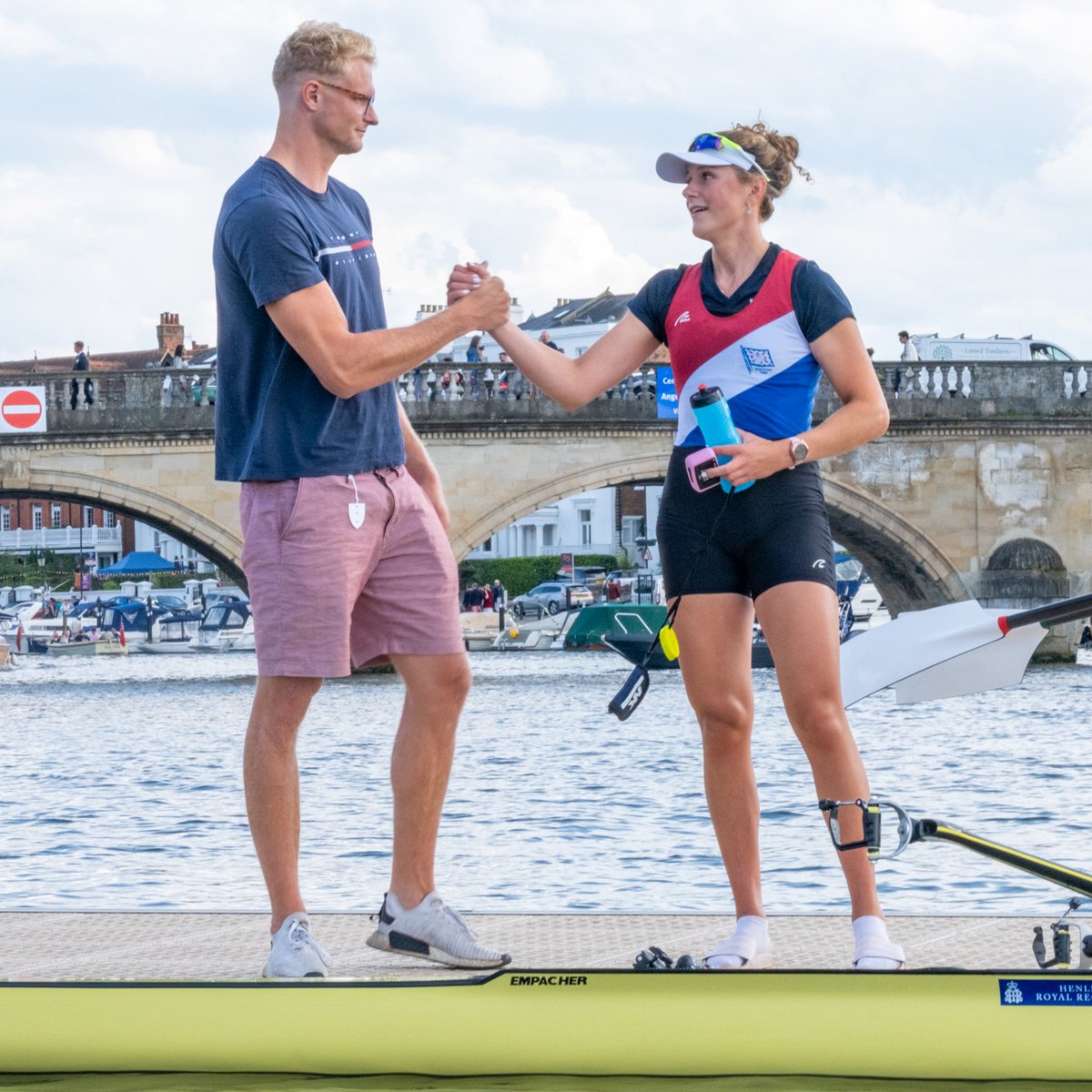 HenleyRegatta's tweet photo. 🤝 

Ollie Zeidler welcomes his sister Marie Zeidler off the water after her hard fought battle against an ultimately victorious Georgina Robinson Ranger. 

#HRR23 #Respect #HenleyRoyalRegatta #Sculling #SingleSculls #WorldChampion https://t.co/z77cy0R6zr