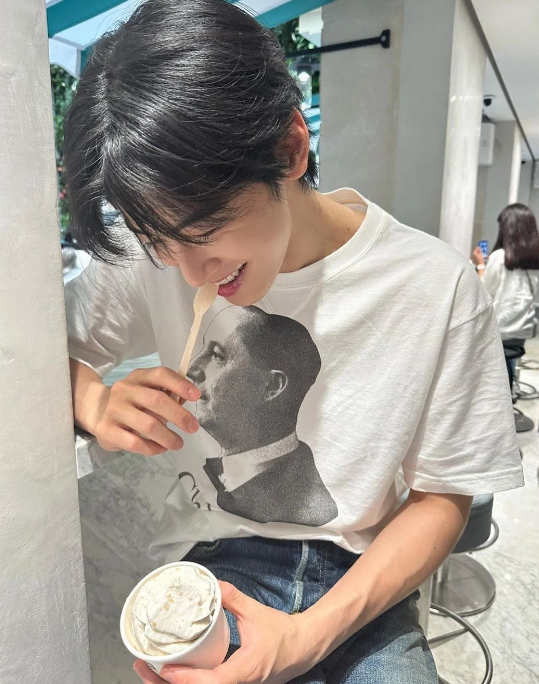 AboutMusicYT's tweet photo. Cha Eunwoo looks handsome in new shared photos. https://t.co/TGv0vec3CK