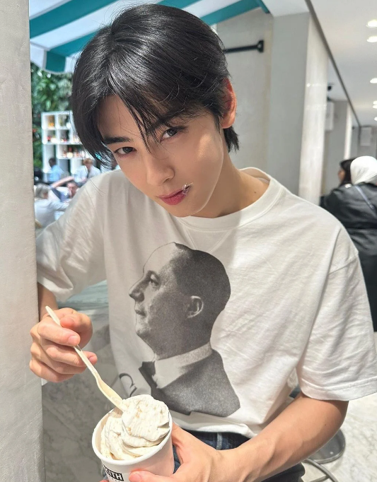 AboutMusicYT's tweet photo. Cha Eunwoo looks handsome in new shared photos. https://t.co/TGv0vec3CK