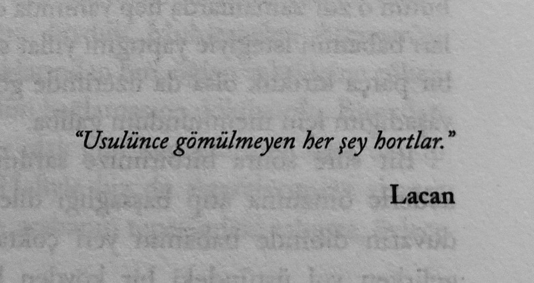 gregorsamsamsi's tweet photo. Freud diyor ki; “İtiraf edilmemiş hiçbir his asla ölmez.” Bu böyledir. Bilinçaltı dediğimiz çöplük, tamamen ertelenmiş, bastırılmış hislerle doludur. Hepsi, orda öylece nefes alır ve bekler. En alakasız zamanı rüyaları ve mutlu anları mesela. Söylemeli bekletmeden her şeyi, şuan. https://t.co/4TUC7pqyaK