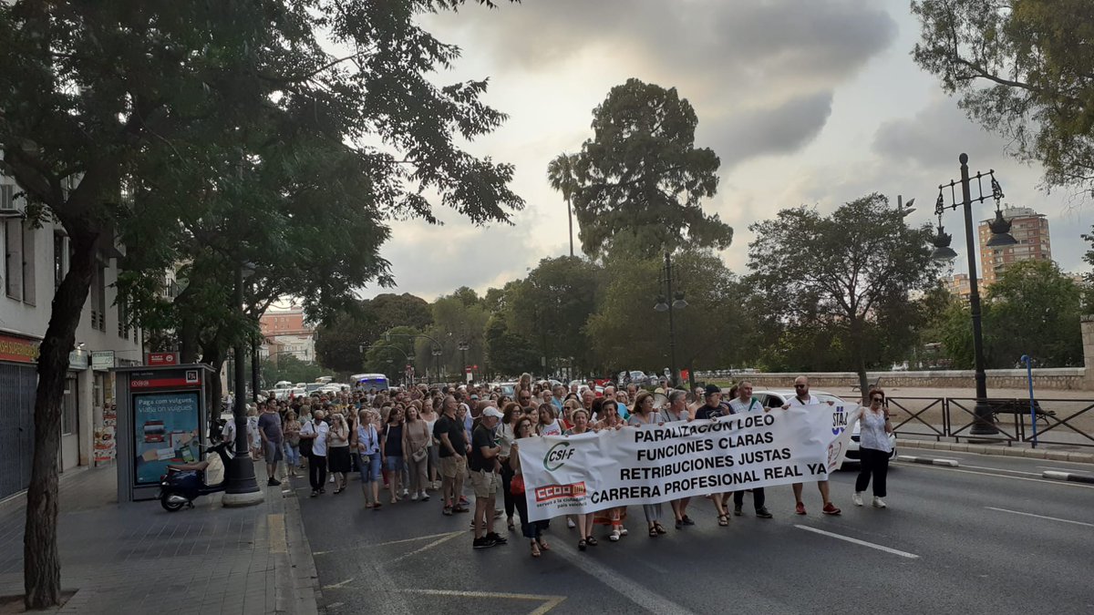 #huelgafuncionariosjusticia salimos a la calle en Valencia para reclamar nuestros derechos
<a href="/justiciagob/">Ministerio de la Presidencia, Justicia y R. Cortes</a> <a href="/PSOE/">PSOE</a> <a href="/sanchezcastejon/">Pedro Sánchez</a>  sin negociación no hay solución!!
#HuelgaJusticia #HuelgaJusticia73Dias <a href="/ccoo_justicia/">CCOO Justicia Valencia</a> <a href="/ccoopv/">CCOO País Valencià</a> <a href="/fscccoopv/">Ciutadania CCOO PV</a> <a href="/FSCdeCCOO/">FSC-CCOO</a>