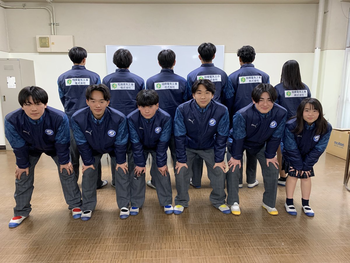 shofu_h's tweet photo. 【サッカー部⚽️スポンサー契約✏️📃】
この度、本校サッカー部が「#相模電気工事株式会社」様とスポンサー契約を締結し、冬用ウ��ーマーを提供いただきました‼️
提供にあたり、今回のサポートへの想いを聞き、より一層の自覚と責任を持って行動すべきだと理解しました。大切に使わせていただきます。 https://t.co/5gSpJyfMIK