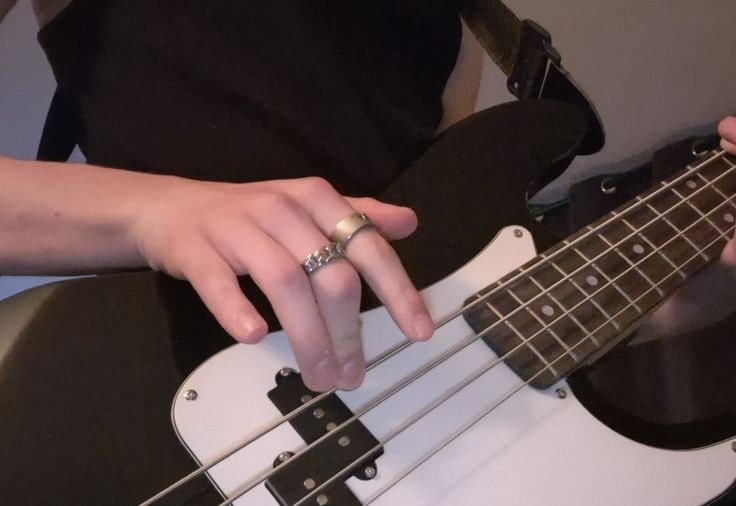 au #tsukkiyama 🎸📚

donde a tsukishima le gusta un chico lindo que conoció en un bar.

o donde yamaguchi cambió tanto después de la escuela que es irreconocible hasta para su ex mejor amigo.