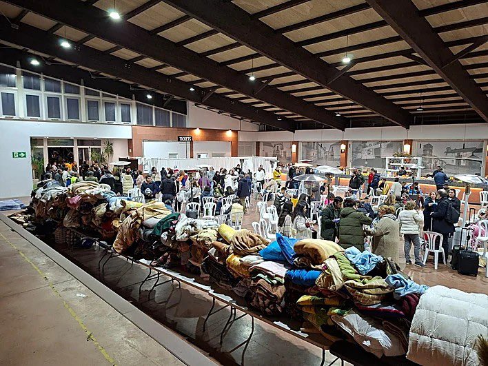 elalcazar_es's tweet image. Los vecinos de Adamuz se vuelcan en su polideportivo municipal con las víctimas del accidente que tendrán que pasar la noche ahí.

Seguir: @elalcazar_es