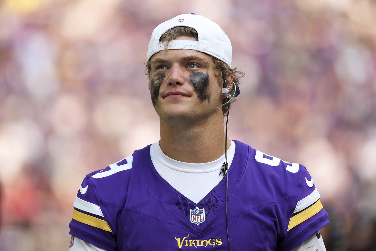 vikingzfanpage's tweet image. Both the #Vikings and #Patriots spent $150M+ in guaranteed money this past offseason (only 2 teams to do so) with their QB’s heading into year 2. 

New England is on its way to the AFC championship. Minnesota didn’t even make the playoffs.