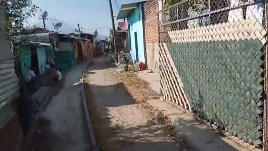 alertanoti's tweet photo. MUERE BEBÉ DE TRES DÍAS EN COMUNIDAD CERCANA AL MERCADO LA TIENDONA

El fallecimiento de un recién nacido fue reportado este día en una comunidad ubicada en las cercanías del Mercado La Tiendona, en San Salvador.

De acuerdo con la información preliminar, se trata de un bebé de apenas tres días de nacido.

Tras el aviso, las autoridades se hicieron presentes en el lugar para realizar las investigaciones correspondientes y determinar las causas del deceso.

Hasta el momento, el caso se maneja de manera preliminar como una posible muerte súbita, mientras se desarrollan las diligencias legales y forenses que permitan esclarecer lo ocurrido.
