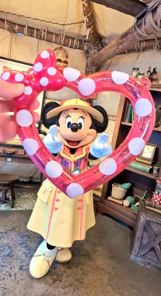 ハートフルリングのミニーちゃんの写真をミッキーと撮らせてもらった