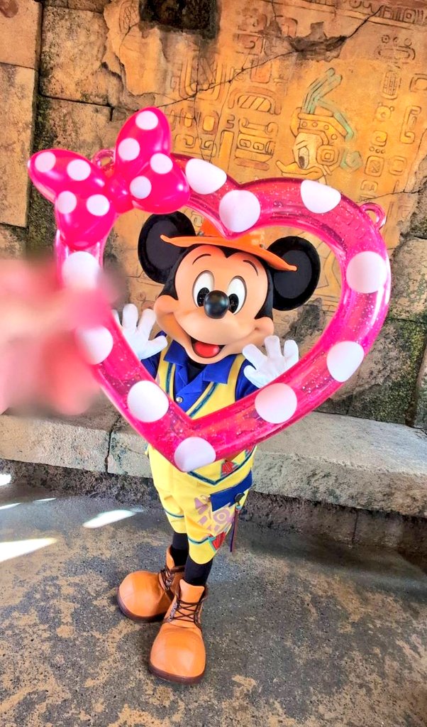 ハートフルリングのミニーちゃんの写真をミッキーと撮らせてもらった