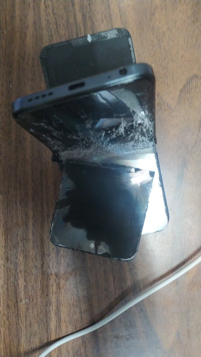 #AlMomento | Denunciamos hoy uno de nuestros estudiantes fue víctima de un funcionario de la PNB quien le requisó su teléfono.

Al no conseguir nada en el equipo procedió a solicitarle una suma en efectivo la cual el estudiante al no tenerla, el funcionario le destruyó el equipo