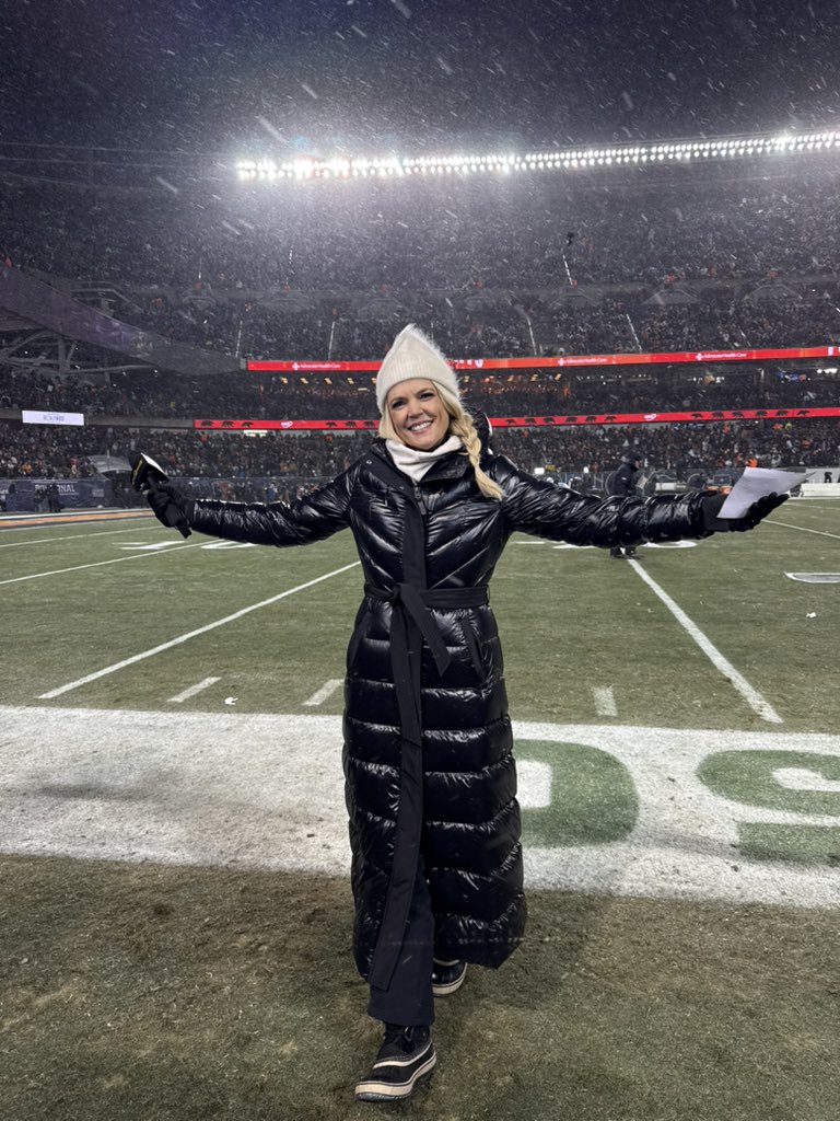 melissastark's tweet photo. It’s playoff weather!  Join us in Chicago 6:30 ET @RamsNFL @ChicagoBears @SNFonNBC https://t.co/SEh2PztKaN