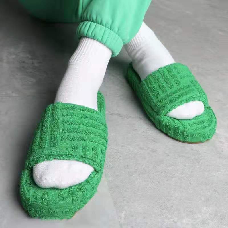 Treat your feet like royalty 👑 Plush-soled comfort you deserve Tap to shop these snuggly must-have slippers 👉🏼 simmonsstore.store/products/women… #fyp #foryou #explore