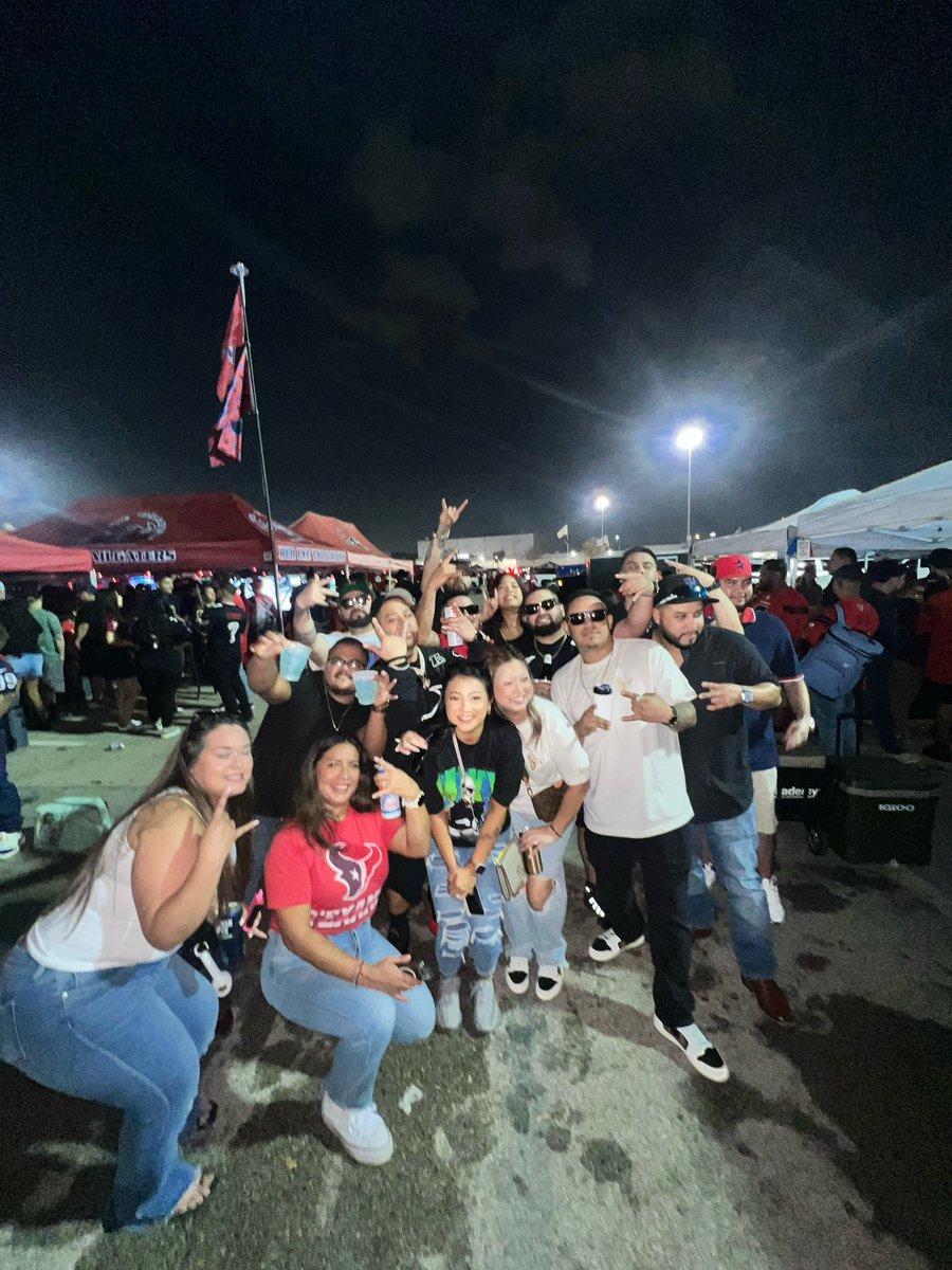 Hernandez24Alex's tweet photo. I’ll bleed red and blue for my Texans every year! #HTownMade what a year from 0-3 to divisional round. But fuck yall hating mfs https://t.co/0rgT5YGqey