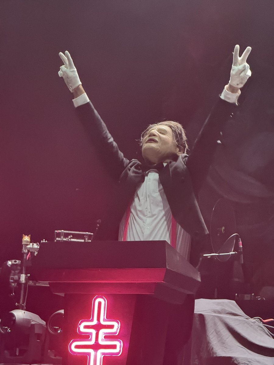 フィンランドでArchitects、LANDMVRKS、Presidentを見てきた🇫🇮
どれもライブのレベルが高すぎた､､､！！

1番驚いたのはSam Carterがファミマの靴下を買っていて、ライブで身に付けていたこと🧦