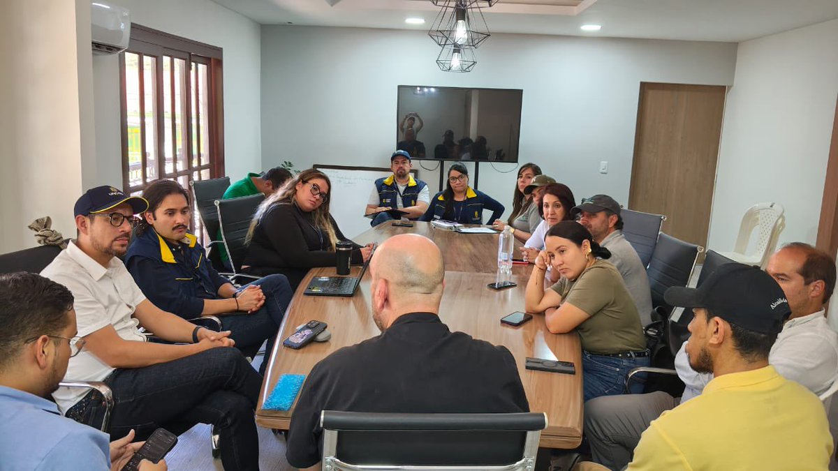 UNGRD's tweet image. La UNGRD realizó una jornada de seguimiento en 📍Supía y Chinchiná, #Caldas, para avanzar en acciones de mitigación del riesgo junto a las autoridades locales:

1️⃣ En #Supía, se presentó el primer proyecto de mitigación del riesgo, que incorpora Soluciones basadas en la