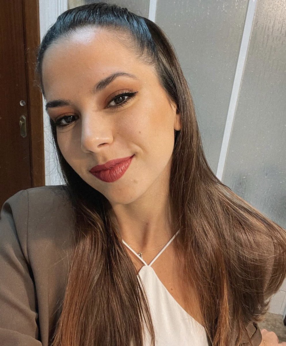 chus_moreno1's tweet image. Se llama Miriam del Rosario Alberico Larios, tiene 27 años y lo que sé era que llevaba un pantalón de pana verde e iba en el Alvia 2384 dirección Huelva. Viajaba sola