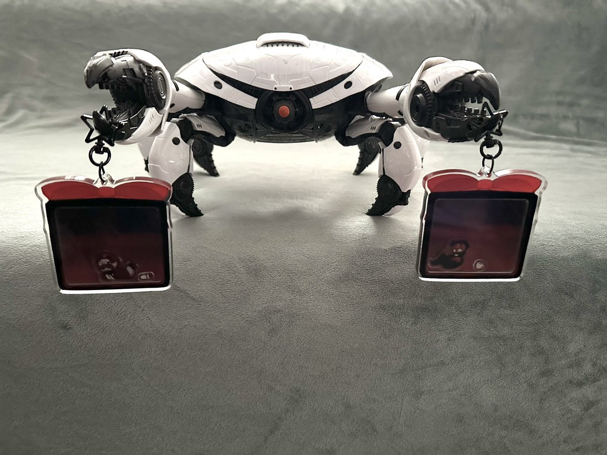 Ooooooh, you wanna get the awesome nightlight (only 1 left!) and shaker charms (only 3 sets left)